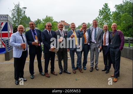 Ascot, Berkshire, Regno Unito. 24 luglio 2021. È stata una giornata impegnativa in quanto i corridori hanno goduto di una delle principali attrazioni estive del calendario delle corse al King George Weekend presso l'ippodromo di Ascot. Nonostante piovesse oggi, nel pomeriggio il sole tornò. Credit: Maureen McLean/Alamy Live News Foto Stock