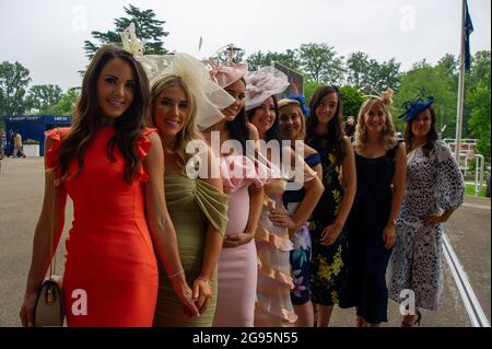 Ascot, Berkshire, Regno Unito. 24 luglio 2021. È stata una giornata impegnativa in quanto i corridori hanno goduto di una delle principali attrazioni estive del calendario delle corse al King George Weekend presso l'ippodromo di Ascot. Nonostante piovesse oggi, nel pomeriggio il sole tornò. Credit: Maureen McLean/Alamy Live News Foto Stock