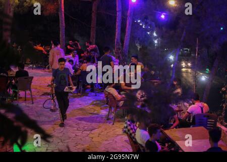 23 luglio 2021: Le immagini mostrano un gruppo di giovani siriani seduti sulla cima di Jabal al-Arbaeen che domina la città di Idlib e la sua campagna, dove la montagna era una destinazione turistica prima della rivoluzione siriana a causa della sua posizione bella e strategica, dopo di che è stato sottoposto ad intensi bombardamenti da parte delle forze di regime, che hanno portato alla distruzione di molti edifici in esso. Nonostante ciò, i giovani continuano a trascorrere un po' di tempo lì nonostante il pericolo di bombardamenti (Credit Image: © Moawia Atrash/ZUMA Press Wire) Foto Stock