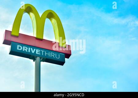 Chachoengsao, Thailandia – 8 luglio 2021 : Mc Donald's Restaurant Drive vero segno sul cielo blu. McDonald's è una catena americana di fast food che molto popu Foto Stock