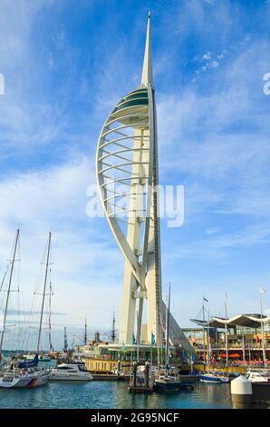 Portsmouth, Inghilterra – 10 settembre 2013 : Torre Spinnaker che si erge sopra la stazione di vendita al dettaglio e di svago di Gunwharf Quays a Portsmouth Foto Stock