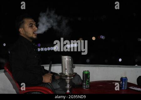 23 luglio 2021: Le immagini mostrano un gruppo di giovani siriani seduti sulla cima di Jabal al-Arbaeen che domina la città di Idlib e la sua campagna, dove la montagna era una destinazione turistica prima della rivoluzione siriana a causa della sua posizione bella e strategica, dopo di che è stato sottoposto ad intensi bombardamenti da parte delle forze di regime, che hanno portato alla distruzione di molti edifici in esso. Nonostante ciò, i giovani continuano a trascorrere un po' di tempo lì nonostante il pericolo di bombardamenti (Credit Image: © Moawia Atrash/ZUMA Press Wire) Foto Stock