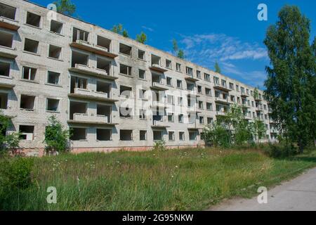 Abbandonato edificio residenziale in mattoni sovietici khrushchyovka Foto Stock