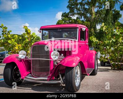 Le auto americane personalizzate con barra calda al Cruisin' in occasione della mostra di auto Dearborn Street a Englewood Florida USA Foto Stock