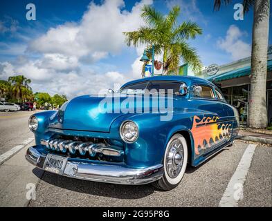 Le auto americane personalizzate con barra calda al Cruisin' in occasione della mostra di auto Dearborn Street a Englewood Florida USA Foto Stock