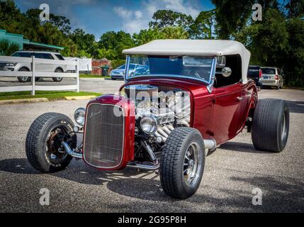 Le auto americane personalizzate con barra calda al Cruisin' in occasione della mostra di auto Dearborn Street a Englewood Florida USA Foto Stock