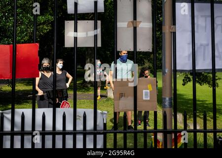 Manifestanti brasiliani visti di fronte al Memoriale dei difensori dei diritti umani nei Giardini di Iveagh di Dublino, durante la dimostrazione.membri del BLF (fronte sinistro brasiliano) Gruppo e decine di manifestanti della comunità brasiliana di Dublino si sono riuniti oggi nei Giardini di Iveagh di fronte al Memoriale dei difensori dei diritti umani (che contiene una targa dedicata al politico e attivista brasiliano, Marielle Franco, assentato a Rio de Janeiro nel 2018). La protesta è stata una delle tante continue manifestazioni internazionali contro il presidente brasiliano, gli handli controversi di Jair Bolsonaro Foto Stock