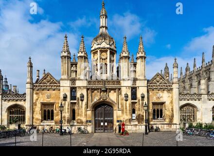 CAMBRIDGE ENGLAND KINGS PARADE E INGRESSO PRINCIPALE AL KING'S COLLEGE Foto Stock