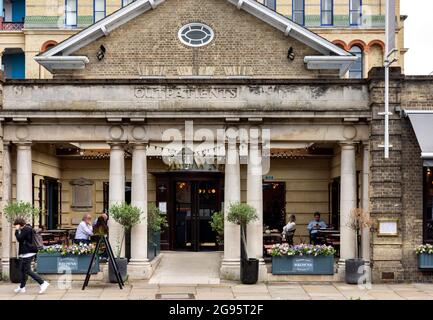 CAMBRIDGE INGHILTERRA IL PORTICO DI PIETRA AMBULATORI ENTRATA AL VECCHIO OSPEDALE ADDENBROOKES ORA BROWNS BAR Foto Stock