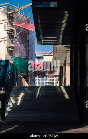 Amsterdam, Paesi Bassi, 17 luglio 2021: Immagine verticale delle scale che conducono ad un cantiere sul NDSM-werf ad Amsterdam - Nord Foto Stock