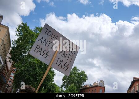 Segno con l'iscrizione 'Tous Anti-Pass' (All Against Pass) con il simbolo nazista 'S'. Il 24 luglio 2021, diverse migliaia di persone hanno sfidato il divieto prefetturale di dimostrare per la quarta volta, marciando per le strade di Tolosa (Francia). Cantando la parola "libertà", e gli slogan anti-Macron, i manifestanti hanno marciato sui viali del centro della città, protestando così contro il Passo sanitario e un obbligo di vaccinazione che non avrebbe detto il suo nome. Foto di Patrick Batard / ABACAPRESS.COM Foto Stock