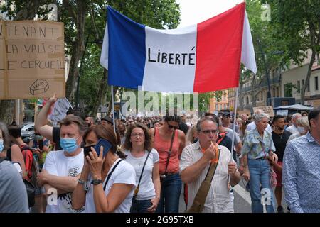 Bandiera francese con iscrizione "libertà". Il 24 luglio 2021, diverse migliaia di persone hanno sfidato il divieto prefetturale di dimostrare per la quarta volta, marciando per le strade di Tolosa (Francia). Cantando la parola "libertà", e gli slogan anti-Macron, i manifestanti hanno marciato sui viali del centro della città, protestando così contro il Passo sanitario e un obbligo di vaccinazione che non avrebbe detto il suo nome. Foto di Patrick Batard / ABACAPRESS.COM Foto Stock