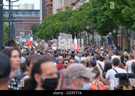 Segno con l'iscrizione 'Tous Anti-Pass' (All Against Pass) con il simbolo nazista 'S', in mezzo alla folla. Il 24 luglio 2021, diverse migliaia di persone hanno sfidato il divieto prefetturale di dimostrare per la quarta volta, marciando per le strade di Tolosa (Francia). Cantando la parola "libertà", e gli slogan anti-Macron, i manifestanti hanno marciato sui viali del centro della città, protestando così contro il Passo sanitario e un obbligo di vaccinazione che non avrebbe detto il suo nome. Foto di Patrick Batard / ABACAPRESS.COM Foto Stock