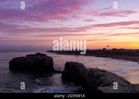 Vibrant Twilight Skies sopra Natural Bridges state Beach a Santa Cruz, California. Foto Stock