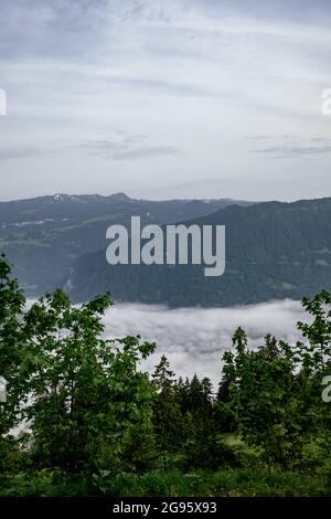 Schynige Platte, Oberland Bernese, Svizzera - Vista panoramica aerea con Interlaken, Brienzersee in bassa nebbia e Alpi svizzere Foto Stock