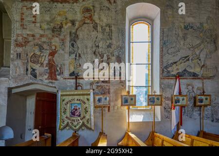 Strzelniki Gotico medievale piccola chiesa di villaggio bassa Slesia Polonia con affreschi 14 ° secolo Biblia pauperum Foto Stock