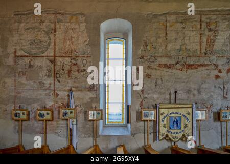 Strzelniki Gotico medievale piccola chiesa di villaggio bassa Slesia Polonia con affreschi 14 ° secolo Biblia pauperum Foto Stock