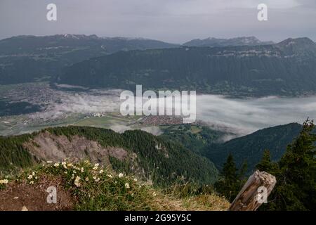 Schynige Platte, Oberland Bernese, Svizzera - Vista panoramica aerea con Interlaken, Brienzersee in bassa nebbia e Alpi svizzere Foto Stock