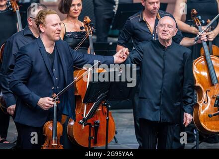 Redefin, Germania. 24 luglio 2021. La stella del violino Daniel Hope (l) e il direttore Christoph Eschenbach accolgono gli applausi con l'orchestra da camera di Zurigo al concerto del Festival presso lo Stud Nel corso del fine settimana si terranno quattro concerti nella sala di equitazione della fattoria classica. Sono ammessi al massimo 1250 ascoltatori. Prima del concerto, c'era il tradizionale picnic all'aperto e uno spettacolo di cavalli da guardare. Credit: Jens Büttner/dpa-Zentralbild/dpa/Alamy Live News Foto Stock