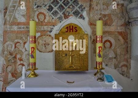 Strzelniki Gotico medievale piccola chiesa della bassa Slesia Polonia con affreschi del XIV secolo Biblia pauperum tabernacolo Sacro Sacramento Foto Stock