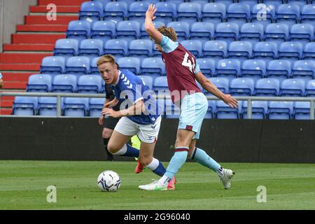 OLDHAM, REGNO UNITO. JUKY 24TH Action durante la partita pre-stagione tra Oldham Athletic e Burnley al Boundary Park di Oldham sabato 24 luglio 2021. (Credit: Ian Charles | MI News) Credit: MI News & Sport /Alamy Live News Foto Stock