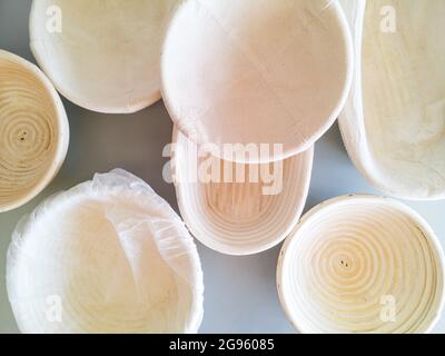 Impaccature di tessitura di cestini di pane in legno nella panetteria Foto Stock