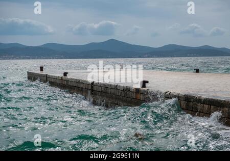 Molo vuoto sulla costa dalmata Foto Stock