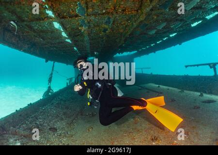 Subacqueo che esplora il relitto della nave sul fondo dell'oceano a Phuket Foto Stock