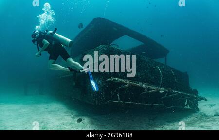 Subacqueo che esplora il relitto della nave sul fondo dell'oceano a Phuket Foto Stock