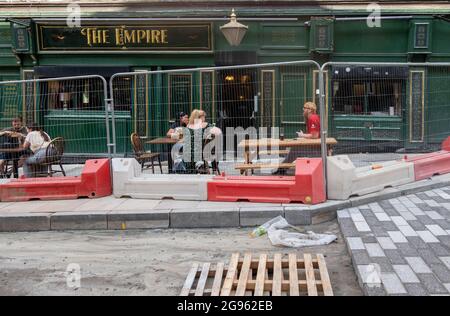 L'Empire pub rimane aperto mentre su Hanover Street subisce importanti lavori di ricostruzione a Liverpool Foto Stock