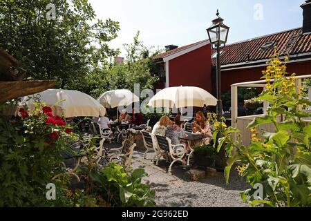 Sigtuna, Svezia. 24 luglio 2021. La vita quotidiana e il turismo nella città di Sigtuna il Sabato. Molti turisti svedesi a casa durante la pandemia della corona. Café Tant Brun nella città di Sigtuna. Credit: Jeppe Gustafsson/Alamy Live News Foto Stock