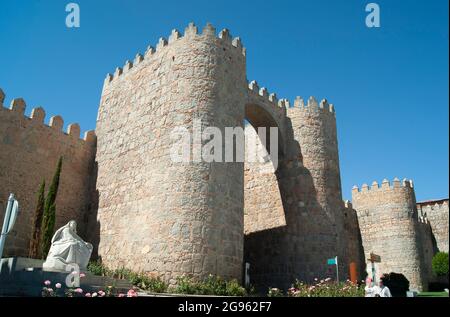La Puerta del Alcazar (porta della Fortezza), nella bellissima città di Avila, Spagna. Le mura medievali sono perfettamente conservate e sono entrambe una nazione Foto Stock
