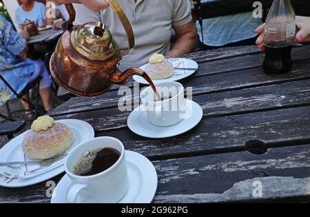 Sigtuna, Svezia. 24 luglio 2021. La vita quotidiana e il turismo nella città di Sigtuna il Sabato. Molti turisti svedesi a casa durante la pandemia della corona. Café Tant Brun nella città di Sigtuna. Credit: Jeppe Gustafsson/Alamy Live News Foto Stock