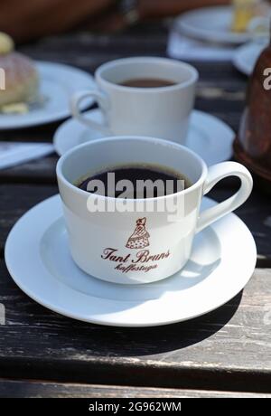 Sigtuna, Svezia. 24 luglio 2021. La vita quotidiana e il turismo nella città di Sigtuna il Sabato. Molti turisti svedesi a casa durante la pandemia della corona. Café Tant Brun nella città di Sigtuna. Credit: Jeppe Gustafsson/Alamy Live News Foto Stock