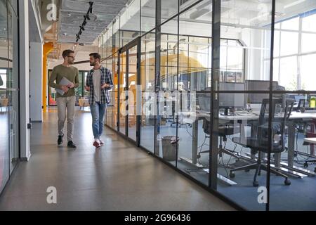 I lavoratori discutono di un nuovo progetto aziendale in un ufficio moderno Foto Stock