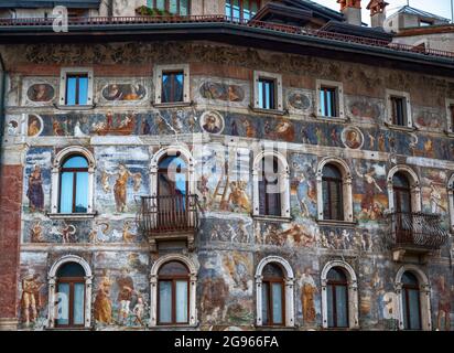 Trento, Italia, giugno 2021. La facciata di Cazuffi-Rella ospita in piazza Duomo, un edificio storico finemente affrescato al centro. Foto Stock