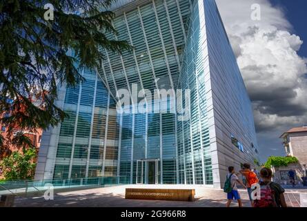 Bolzano, giugno 2021. Il museo d'arte moderna è ospitato in una futuristica struttura in metallo e vetro. I turisti che passano lo osservano. Bella estate Foto Stock