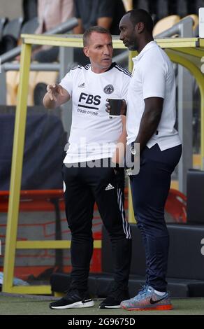 Burton Upon Trent, Inghilterra, 24 luglio 2021. Brendan Rogers manager di Leicester City e Jimmy Floyd Hasselbaink manager di Burton Albion parlano prima della partita pre-stagione amichevole al Pirelli Stadium, Burton upon Trent. L'immagine di credito dovrebbe essere: Darren Staples / Sportimage Foto Stock