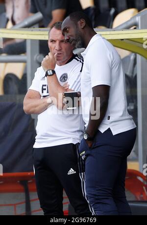 Burton Upon Trent, Inghilterra, 24 luglio 2021. Brendan Rogers manager di Leicester City e Jimmy Floyd Hasselbaink manager di Burton Albion parlano prima della partita pre-stagione amichevole al Pirelli Stadium, Burton upon Trent. L'immagine di credito dovrebbe essere: Darren Staples / Sportimage Foto Stock