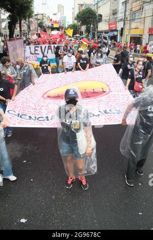 Salvador, Brasile. 24 luglio 2021. Manifestazione dei fori Bolsonaro, tenutasi questo sabato (24), lasciando Largo do campo Grande, lungo Avenida 7 de Setembro, al comune di Praça, a Salvador, (BA). Nella foto, manifestanti che tengono banner che protestano per la scienza. Credit: Mauro Akiin Nassor/FotoArena/Alamy Live News Foto Stock