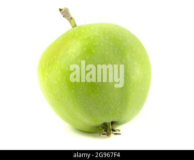 Mela verde con peduncolo isolato su sfondo bianco Foto Stock