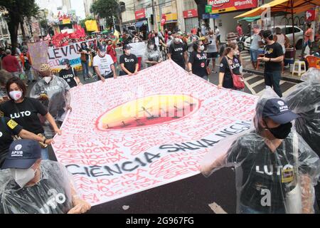 Salvador, Brasile. 24 luglio 2021. Manifestazione dei fori Bolsonaro, tenutasi questo sabato (24), lasciando Largo do campo Grande, lungo Avenida 7 de Setembro, al comune di Praça, a Salvador, (BA). Nella foto, manifestanti che tengono banner che protestano per la scienza. Credit: Mauro Akiin Nassor/FotoArena/Alamy Live News Foto Stock