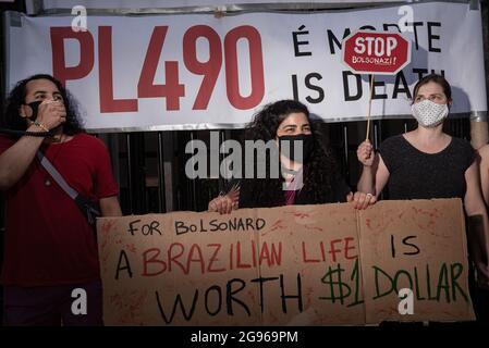 Dublino, Irlanda. 24 luglio 2021. I manifestanti tengono bandiere durante la manifestazione.a Dublino, Irlanda, si è svolto un altro giorno di proteste contro il presidente brasiliano Jair Bolsonaro. La maggior parte dei manifestanti sono stati brasiliani, e hanno iniziato la loro manifestazione nel parco Iveagh Gardens, dove si trova un memoriale in onore di Marielle Franco (attivista per i diritti umani ucciso circa tre anni fa). I manifestanti hanno marciato verso l'ambasciata brasiliana per chiedere l'impeachment e la giustizia del presidente Jair Bolsonaro per Marielle Franco. Credit: SOPA Images Limited/Alamy Live News Foto Stock