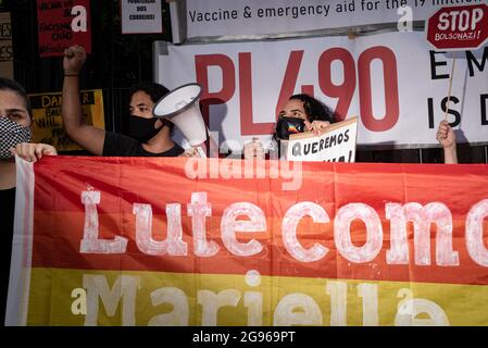 Dublino, Irlanda. 24 luglio 2021. I manifestanti hanno un banner durante la manifestazione.a Dublino, Irlanda, si è svolto un altro giorno di proteste contro il presidente brasiliano Jair Bolsonaro. La maggior parte dei manifestanti sono stati brasiliani, e hanno iniziato la loro manifestazione nel parco Iveagh Gardens, dove si trova un memoriale in onore di Marielle Franco (attivista per i diritti umani ucciso circa tre anni fa). I manifestanti hanno marciato verso l'ambasciata brasiliana per chiedere l'impeachment e la giustizia del presidente Jair Bolsonaro per Marielle Franco. Credit: SOPA Images Limited/Alamy Live News Foto Stock