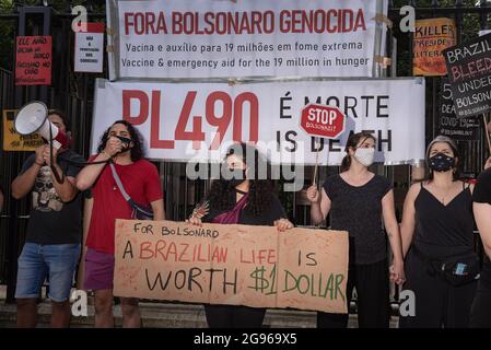 Dublino, Irlanda. 24 luglio 2021. I manifestanti tengono bandiere durante la manifestazione.a Dublino, Irlanda, si è svolto un altro giorno di proteste contro il presidente brasiliano Jair Bolsonaro. La maggior parte dei manifestanti sono stati brasiliani, e hanno iniziato la loro manifestazione nel parco Iveagh Gardens, dove si trova un memoriale in onore di Marielle Franco (attivista per i diritti umani ucciso circa tre anni fa). I manifestanti hanno marciato verso l'ambasciata brasiliana per chiedere l'impeachment e la giustizia del presidente Jair Bolsonaro per Marielle Franco. Credit: SOPA Images Limited/Alamy Live News Foto Stock