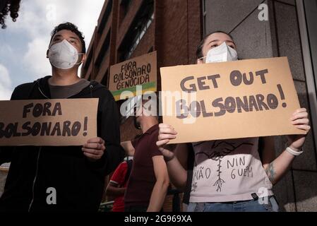 Dublino, Irlanda. 24 luglio 2021. I manifestanti tengono cartelli durante la manifestazione.a Dublino, Irlanda, si è svolto un altro giorno di proteste contro il presidente brasiliano Jair Bolsonaro. La maggior parte dei manifestanti sono stati brasiliani, e hanno iniziato la loro manifestazione nel parco Iveagh Gardens, dove si trova un memoriale in onore di Marielle Franco (attivista per i diritti umani ucciso circa tre anni fa). I manifestanti hanno marciato verso l'ambasciata brasiliana per chiedere l'impeachment e la giustizia del presidente Jair Bolsonaro per Marielle Franco. Credit: SOPA Images Limited/Alamy Live News Foto Stock