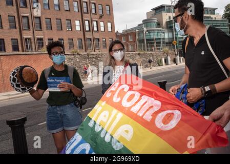 Dublino, Irlanda. 24 luglio 2021. I manifestanti hanno un banner durante la manifestazione.a Dublino, Irlanda, si è svolto un altro giorno di proteste contro il presidente brasiliano Jair Bolsonaro. La maggior parte dei manifestanti sono stati brasiliani, e hanno iniziato la loro manifestazione nel parco Iveagh Gardens, dove si trova un memoriale in onore di Marielle Franco (attivista per i diritti umani ucciso circa tre anni fa). I manifestanti hanno marciato verso l'ambasciata brasiliana per chiedere l'impeachment e la giustizia del presidente Jair Bolsonaro per Marielle Franco. Credit: SOPA Images Limited/Alamy Live News Foto Stock