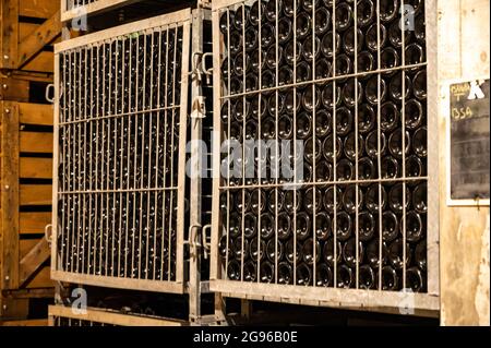 Processo di produzione di champagne tradizionale nelle grotte sotterranee vicino a Epernay, regione Champagne, Francia Foto Stock
