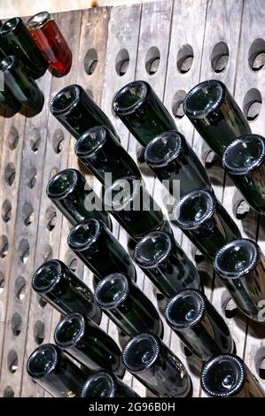 Processo di produzione di champagne tradizionale nelle grotte sotterranee vicino a Epernay, regione Champagne, Francia Foto Stock