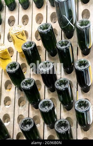 Processo di produzione di champagne tradizionale nelle grotte sotterranee vicino a Epernay, regione Champagne, Francia Foto Stock